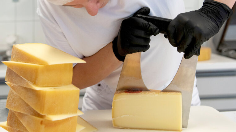 Käserei Schnider Giswil Produktion Käse schneiden